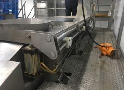 Pneumatically operated ribbon blender door